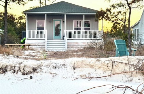 Bavon House | Chesapeake Bayfront Cottage - Private Beach w/Kayaks in Port Haywood