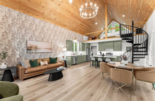 Cleveland Cabin | Chestatee Cabin | 37 Acres | Hot Tub | 2 Kings | Pickleball | Mountain Views | <30 minutes to Helen | Book Multiple Cabins for Larger Groups