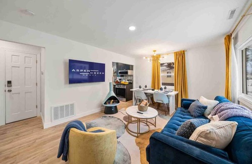 South Bend House | Chic 2BR 5min ND King+Queen Bed Firepit & Grill