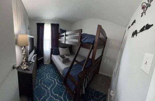 Mosby House | Chic Home 11 mins to Airport with Screened-In Porch