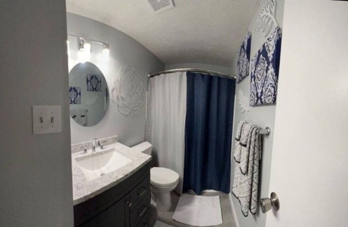 Mosby House | Chic Home 11 mins to Airport with Screened-In Porch