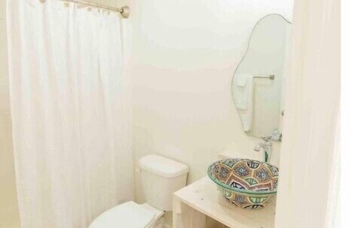 Lincoln House | Chic Lake Bungalow: 2 Queens, Deck, Lake Access #4