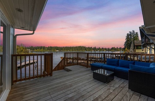 Fort Lewis House | Chic Lakefront 2BR/2BA Upper Unit | BBQ Deck