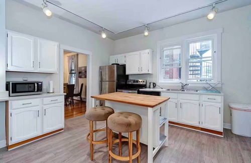 Wrightwood Neighbors Apartment | Chic large 1100 sq ft 1. Bedroom sleeps 5 near lake