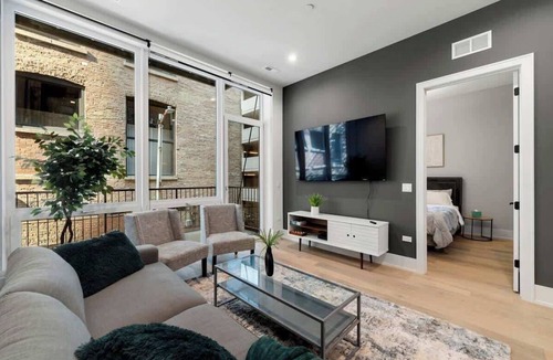 Downtown Chicago Apartment | Chic River North 2BD Condo with Parking & Balcony