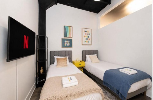 Near South Side Apartment | Chic Spacious 3BR South Loop Apartment Near McCormick Place, Roosevelt CTA & Shopping Area in Chicago