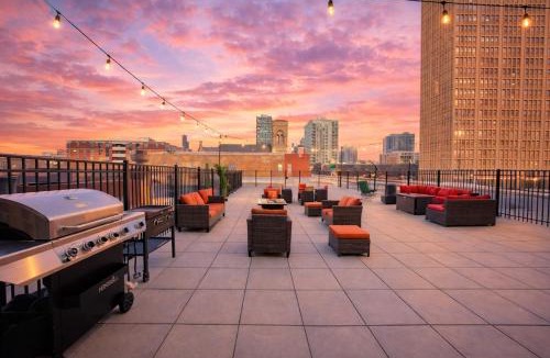 Near South Side Apartment | Chic Spacious 3BR South Loop Apartment Near McCormick Place, Roosevelt CTA & Shopping Area in Chicago