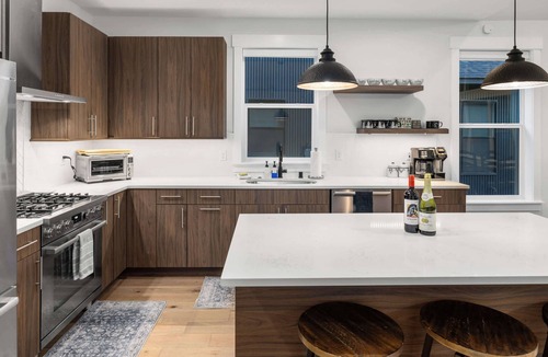 Roslyn House | Chill, Grill & Soak | HotTub, GameRm, Chefs Kitch
