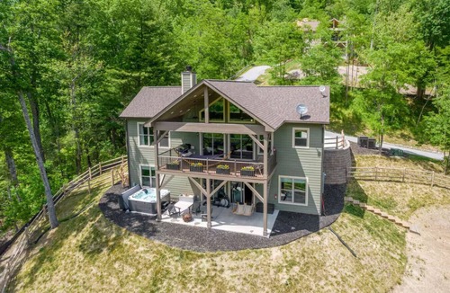 Chimney Rock House | Chimney Rock Cottage with Waterfall Views, Hot Tub