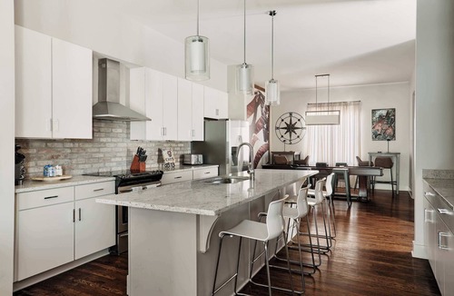 East Hill House | Cityscape Rooftop, Game Room, 10 Min To Broadway | 10 Min to Nissan Stadium, Garage, Ping Pong, Karaoke, Axe Throwing, Shuffleboard, 10 Mins to Broadway, 5 Mins to Five Points, Perfect for Bachelors or Bachelorettes, 24 Hr Hospitality