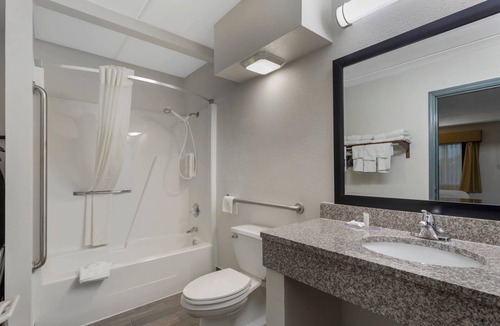 Kimball Hotel | Clarion Pointe Kimball By Choice Hotels