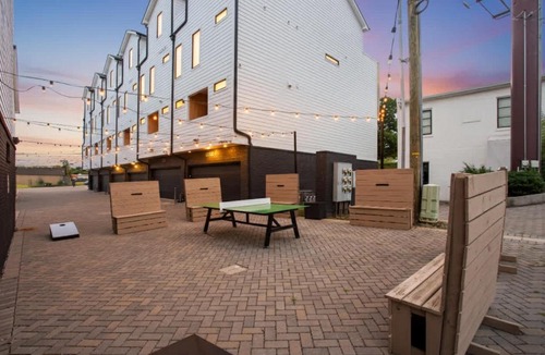 Eighth Avenue House | Class at 8th & Argyle Elite Nashville Vacation Spot