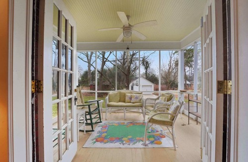 Davidson House | Classic 5BR Davidson Retreat | Walk Downtown, Pet-Friendly
