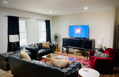 Covington House | Classic on Cherry- Private Home - 1.3m from Town square -Covington -Mystic Falls