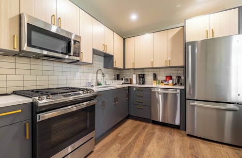 Crystal City Apartment | Classy Studio Home l King bed l Garage IPool l near DC/Metro/Mall