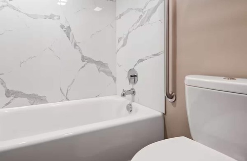 Jasper Hotel | Clean & Relaxing Jasper Room Close to Restaurants, Shopping & Major Attractions