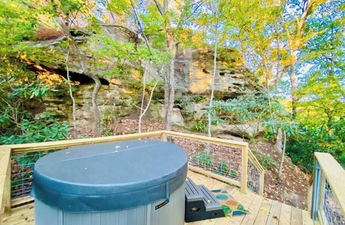 Stanton Cabin | Cliffline Twilight |Cliffside Hot Tub ·RRG Retreat | Epic views & Pet Friendly