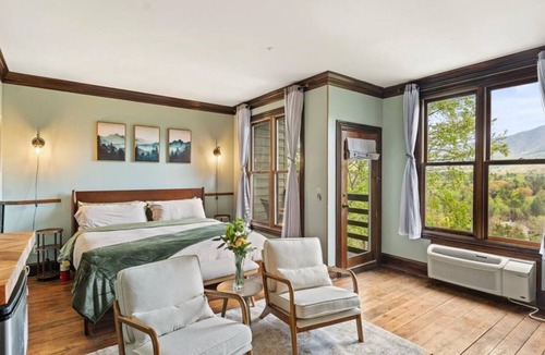 Townsend Hotel | Cliffside Bliss Room - Mountain Views, Balcony, Fireplace