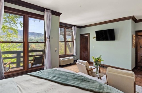 Townsend Hotel | Cliffside Bliss Room - Mountain Views, Balcony, Fireplace