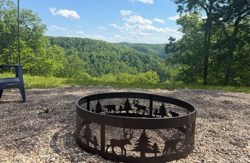 Stanton Cabin | Cliffside cabin in RRG with hot tub, sleeps 12!