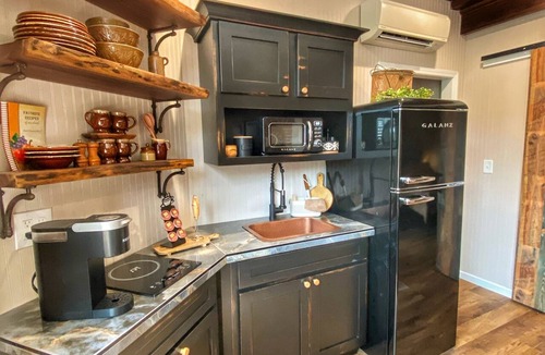 Ashland Apartment | Close Quarters - 1 bedroom studio in historic First National Bank on the square
