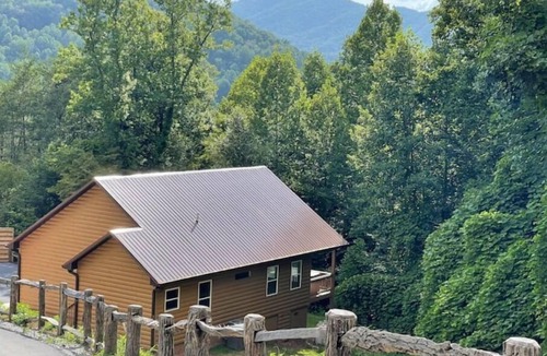 Bryson City Cabin | Close to Town, Private, Hot Tub, Fireplace, Fire Pit