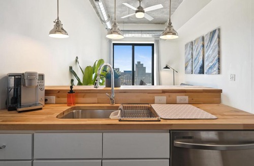 Northeast South Bend Apartment | Clover Luxury High-Rise DownTown South Bend