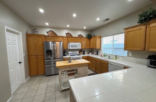 Clovis House | Clovis Charmer! Spacious and close to everything!