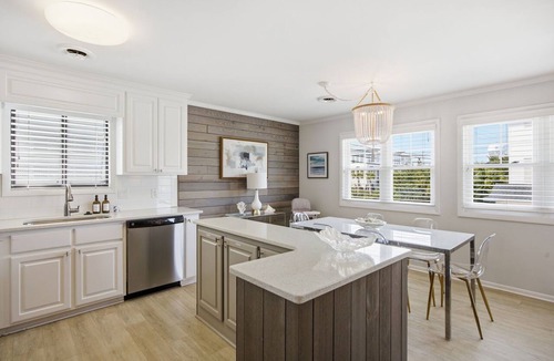 Wrightsville Beach Apartment | Coastal 4BR/4BA coastal duplex featuring king and queen ensuite bedrooms, a fully stocked kitchen, fenced pet-friendly yard, outdoor shower, beach gear, Smart TVs, WiFi, and parking for up to 6+ vehicles.