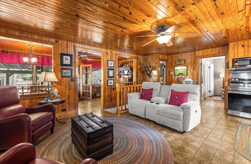 Clanton House | Come Relax @ The Hideaway Lakehouse - Walnut Creek, Lake Mitchell, Clanton - AL