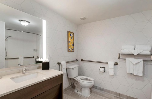Coliseum Central Hotel | Comfort Inn & Suites Hampton near Coliseum