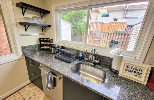 Herndon House | Comfortable 3 BDR/2.5 BATH TownHome near Dulles Airport, Metro, Fast WiFi