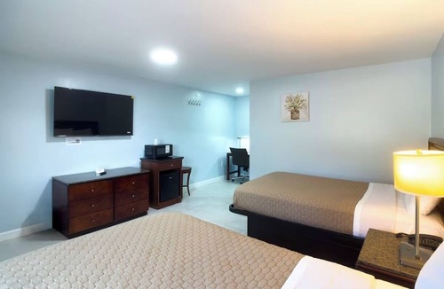 Tazewell Hotel | Comfortable Room Near Scenic Areas w/Convenient Free Parking