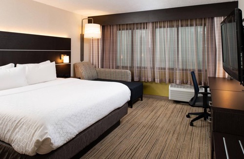 Dent Hotel | Comfortable Room Ideal for Families with Free Breakfast Near Cincinnati Zoo
