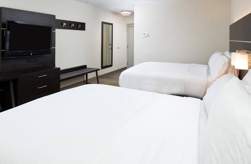 Dent Hotel | Comfortable Room Ideal for Families with Free Breakfast Near Cincinnati Zoo
