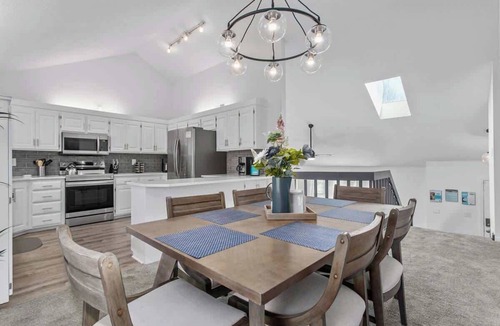 Olathe House | Comfortable Space Sleeps 9 Home Theater Pool Table