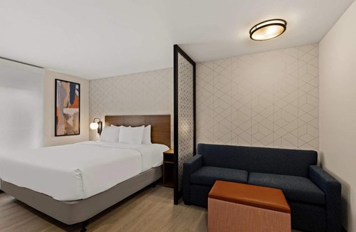 Newnan Hotel | Comfortable Suite Perfect for Business Travelers – Workstation Included