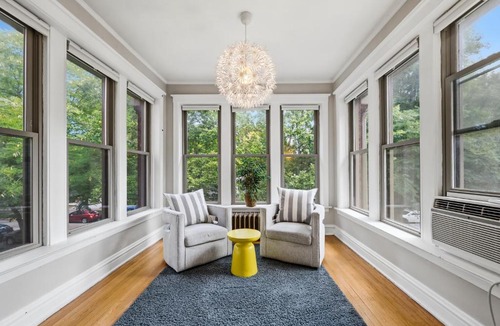 North Center Apartment | Comfortable Vintage North Side Retreat for 8