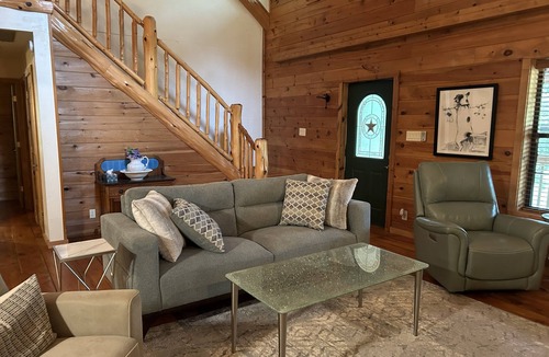 Kingston Cabin | Comfy rustic cabin 1-2 miles from Lake Texoma is ready and fully stocked for 8+!