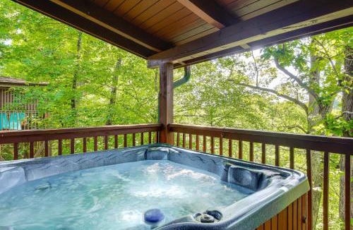 Sevierville House | Community Pool! Sevierville Stay w/Hot Tub
