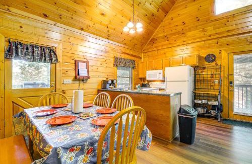 Sevierville House | Community Pool! Sevierville Stay w/Hot Tub