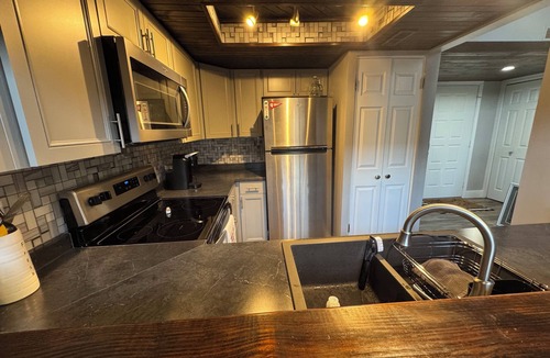 Avoca Condo | Completely Updated Condo-Resort Living on Lake Monroe w/Pool, Golf + Golf Cart
