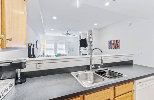 Cherokee Triangle Condo | Condo in the Highlands walkable to restaurants, bars, and shopping