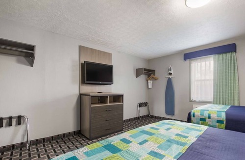 Salem Hotel | Convenient 2-Suite Stay w/ Free Wi-Fi, Sofa Beds & Near Spring Mill State Park!