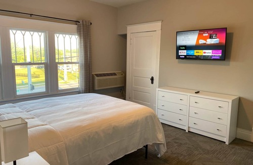 Leitchfield Apartment | Cookies and Cream Room 🚭 @ Twin Lakes Creamery