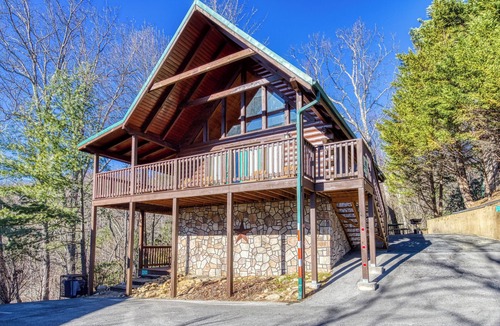 Black Bear Falls Cabin | Cookies Cabin | 2BR + Game Room | Hot Tub | Mountain Views | Near Gatlinburg