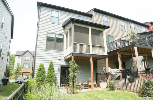 Belmont House | Cool 4-bedroom townhome walkable to restaurants
