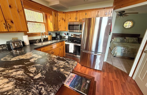 Grassy Creek Cabin | Cool Escapes. Warm Memories Mountaintop Memories 3BR/3BA w/Hot Tub, Game Room