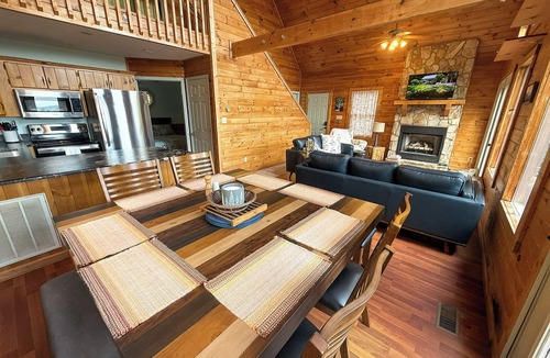 Grassy Creek Cabin | Cool Escapes. Warm Memories Mountaintop Memories 3BR/3BA w/Hot Tub, Game Room
