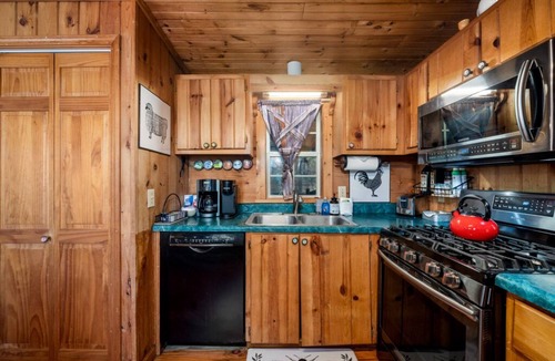 Hendersonville House | Copper Kettle Cabin A peaceful cabin, pet friendly near Hendersonville